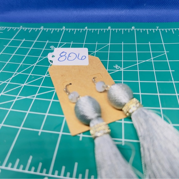 Grey long fringe feather dangle earrings 806 - Picture 4 of 4